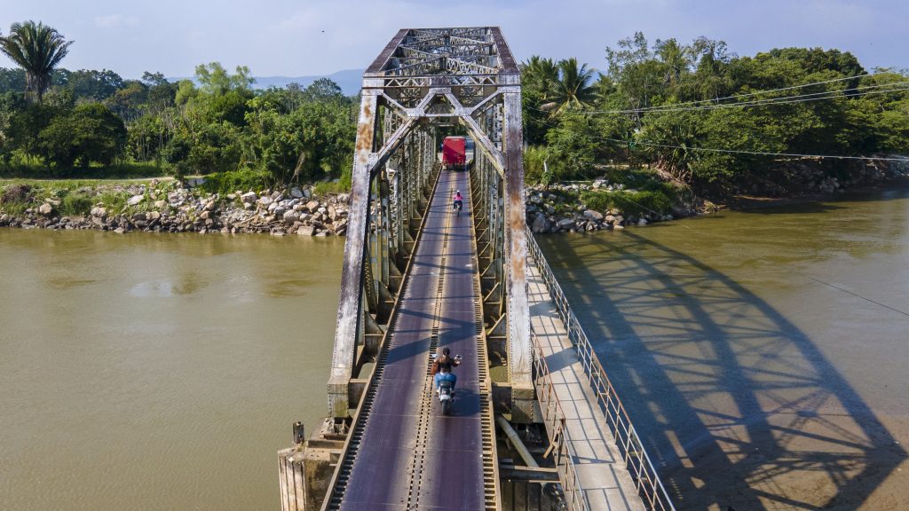 Un puente sobre el río Motagua. Fotografía: Carlos Alonzo.