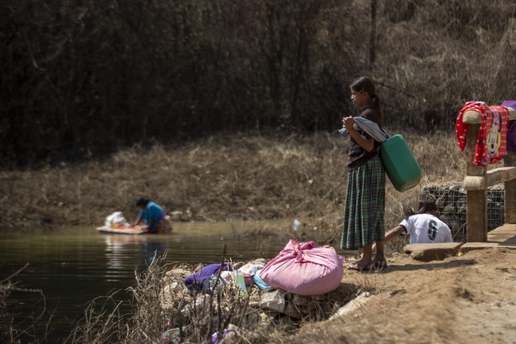 Mujeres lavan su ropa en el río de Sesajal. Fotografía: Carlos Alonzo
